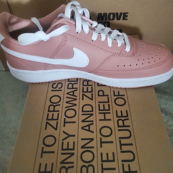 New in box Nike cream sneakers - Picture 3 of 4